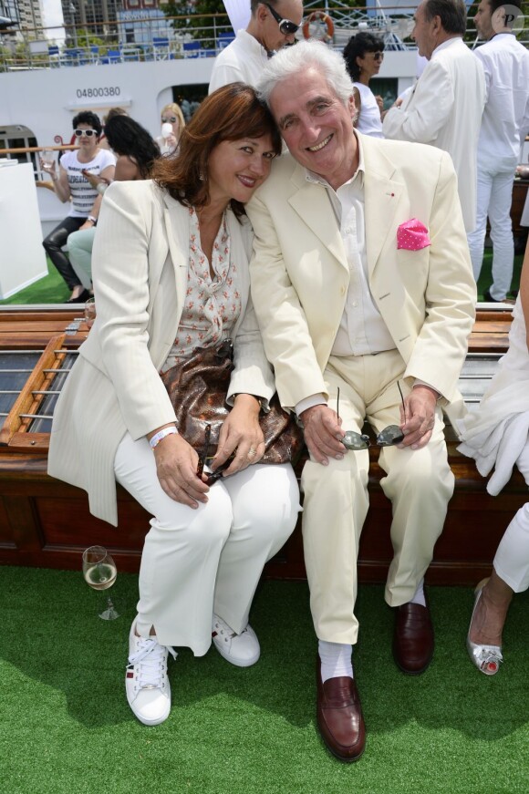 Jean-Loup et Véronique Dabadie lors de la 3ème édition du Brunch Blanc-Une croisiere sur la Seine à Paris le 30 juin 2013