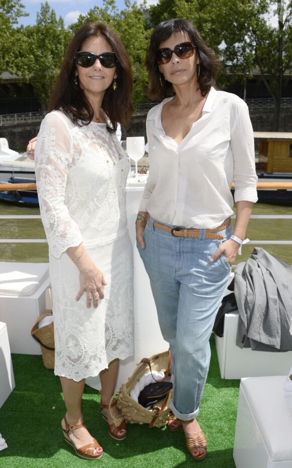 Cristiana Reali et Mathilda May lors de la 3ème édition du Brunch Blanc-Une croisiere sur la Seine à Paris le 30 juin 2013