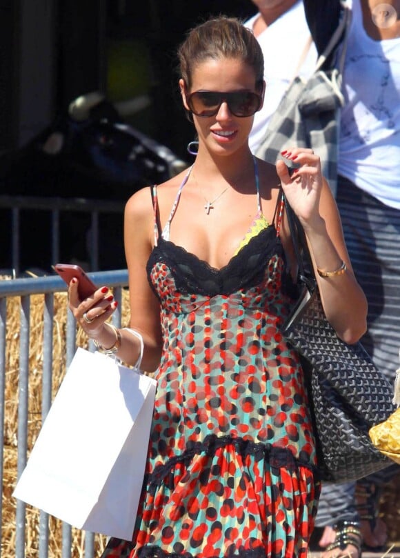 Christian Audigier fait du shopping en compagnie de sa petite amie Nathalie Sorensen à Ibiza, le 30 juin 2013.