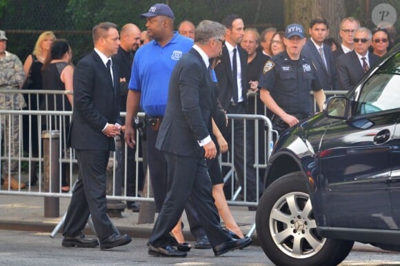 Alec Baldwin se rendant avec sa femme Hilaria aux funérailles de James Gandolfini à New York le 19 juin 2013