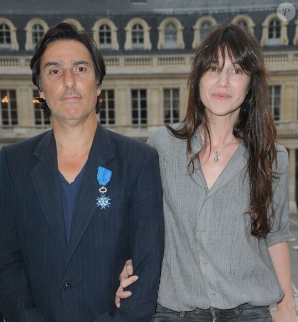 Yvan Attal recoit les insignes de Chevalier de l'ordre national du Mérite et profite de l'occasion pour demander publiquement en mariage Charlotte Gainsbourg au ministère de la Culture à Paris, le 19 juin 2013.