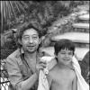Serge Gainsbourg et sa fille Charlotte à Saint Tropez en 1977.