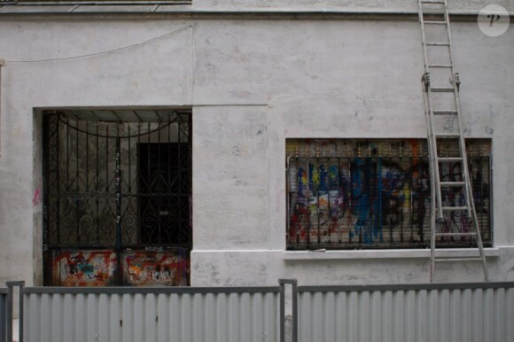 L'ultime demeure de Serge Gainsbourg, rue de Verneuil à Paris, propriété de sa fille Charlotte, a été repeint en blanc, en juillet 2013.