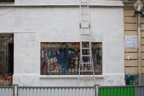 L'ancien hôtel particulier de Serge Gainsbourg, rue de Verneuil à Paris, propriété de sa fille Charlotte, sera ouvert aux visites du public des septembre 2013. La façade de l'immeuble, repeinte en blanc, était recouverte de graffitis. Le 2 juillet 2013.
