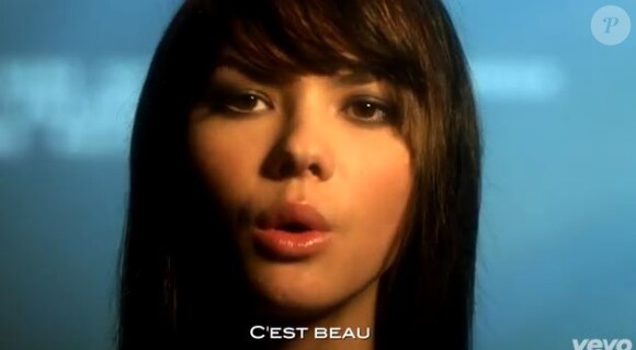 la jeune Sophie-Tith dans le clip de T'es beau, deuxième extrait de Premières rencontres, sorti dans les bacs le 1er juillet 2013.