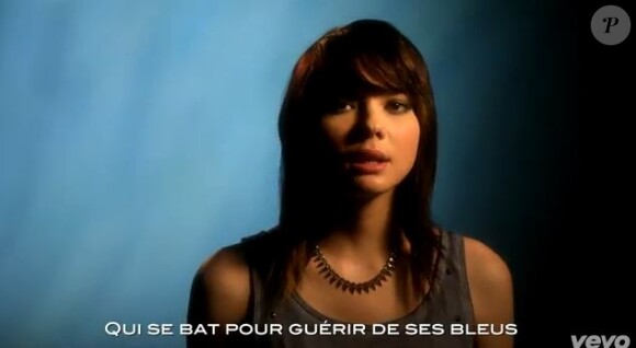 Sophie-Tith dans le clip de T'es beau, deuxième single de Premières rencontres, sorti dans les bacs le 1er juillet 2013.