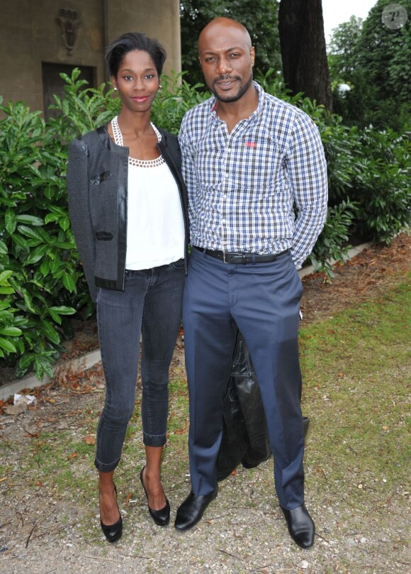 Harry Roselmack et sa femme Chrislaine au défilé Clarisse Hieraix à l'espace Cardin à Paris le 3 juillet 2013.