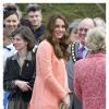 Kate Middleton, la duchesse de Cambridge, enceinte, rencontre les enfants de la maison de repos 'Naomi' à Hampshire, le 29 avril 2013.