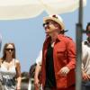 Le chanteur Bono, bien entouré, arrive au Club 55, plage de Pampelonne à Ramatuelle, le 04 juillet 2013.