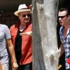 Le chanteur Bono, sa femme Alison Hewson (en robe rouge) et Larry Mullen (batteur du groupe U2, chemise bleue à carreaux) arrivent au Club 55, plage de Pampelonne à Ramatuelle, le 04 juillet 2013.