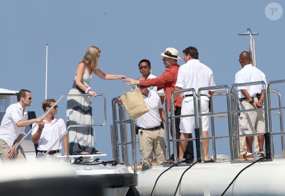 Le chanteur Bono et ses amis quittent le club 55, pour rejoindre leur yacht au large de la côte de Saint-Tropez., le 4 juillet 2013.