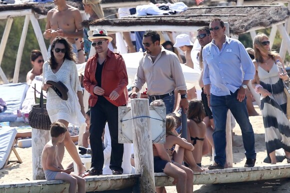 Le chanteur Bono et ses amis quittent le club 55, pour rejoindre leur yacht au large de la côte de Saint-Tropez., le 4 juillet 2013.