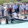 Le chanteur Bono et ses amis quittent le club 55, pour rejoindre leur yacht au large de la côte de Saint-Tropez., le 4 juillet 2013.