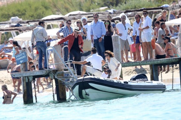Le chanteur Bono et ses amis quittent le club 55, pour rejoindre leur yacht au large de la côte de Saint-Tropez., le 4 juillet 2013.