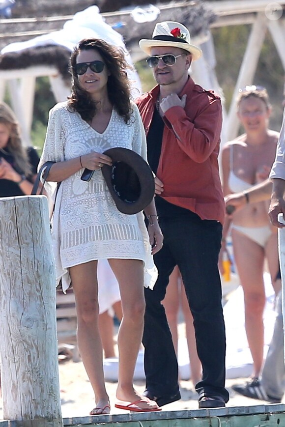 Le chanteur Bono et ses amis quittent le club 55, pour rejoindre leur yacht au large de la côte de Saint-Tropez., le 4 juillet 2013.