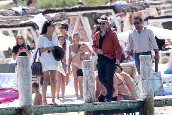 Le chanteur Bono et ses amis quittent le club 55, pour rejoindre leur yacht au large de la côte de Saint-Tropez., le 4 juillet 2013.