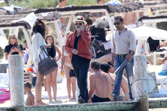 Le chanteur Bono et ses amis quittent le club 55, pour rejoindre leur yacht au large de la côte de Saint-Tropez., le 4 juillet 2013.
