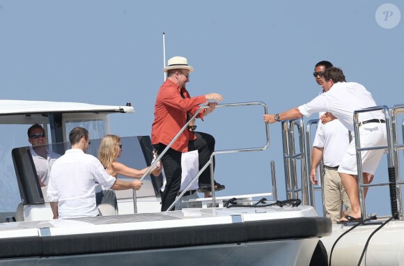 Le chanteur Bono et ses amis quittent le club 55, pour rejoindre leur yacht au large de la côte de Saint-Tropez., le 4 juillet 2013.