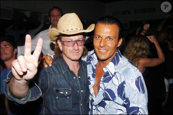 Bono et Jean-Roch au VIP Room à Saint-Tropez, le 24 août 2004.