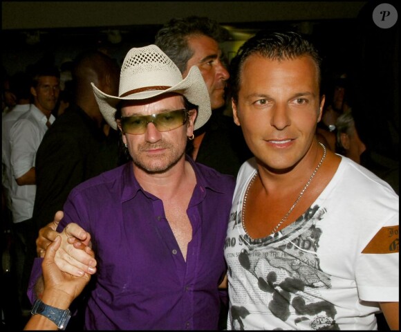 Bono et Jean-Roch au VIP Room à Saint-Tropez, le 6 août 2005.