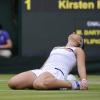 Marion Bartoli, à terre sur la pelouse de Wimbledon après sa victoire en demi-finale face à Kirsten Flipkens au All England Lawn Tennis and Croquet Club de Londres, le 4 juillet 2013