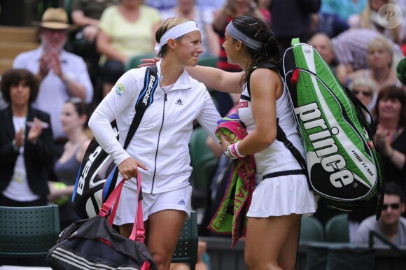 Marion Bartoli et Kirsten Flipkens après leur demi-finale de Wimbledon au All England Lawn Tennis and Croquet Club de Londres le 4 juillet 2013