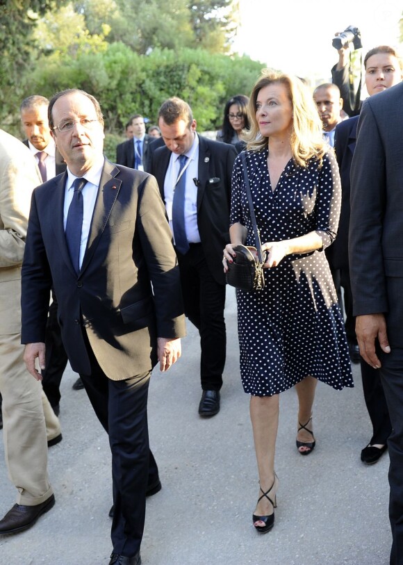 François Hollande et sa compagne Valérie Trierweiler lors d'une visite officielle à Tunis, le 4 juillet 2013 avant d'aller à la rencontre d'étudiants au lycée français Gustave-Flaubert