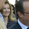 François Hollande et sa compagne Valérie Trierweiler lors d'une visite officielle à Tunis, le 4 juillet 2013 avant d'aller à la rencontre d'étudiants au lycée français Gustave-Flaubert
