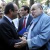 François Hollande rencontre Serge Moati lors de sa visite au lycée français Gustave-Flaubert à Tunis lors d'un voyage officiel en Tunisie, le 4 juillet 2013