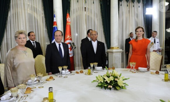 François Hollande et sa compagne Valérie Trierweiler étaient reçus ce jeudi 4 juillet 2013 au soir par le président Moncef Marzouki et sa femme Beatrixà Tunis, dîner auquel participait également le Premier ministre tunisien Ali Larayedh et le ministre des Affaires étrangères Laurent Fabius