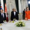 François Hollande et sa compagne Valérie Trierweiler étaient reçus ce jeudi 4 juillet 2013 au soir par le président Moncef Marzouki et sa femme Beatrix à Tunis, dîner auquel participait également le Premier ministre tunisien Ali Larayedh et le ministre des Affaires étrangères Laurent Fabius