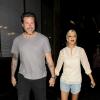 Tori Spelling et son mari Dean McDermott pour une fois sans les enfants. Ils se sont offerts une soirée en amoureux. Ils quittent un restaurant à Hollywood le 6 juillet 2013. Dean, blessé, porte une attelle sur la cheville droite. Heureusement, sa femme l'aide.