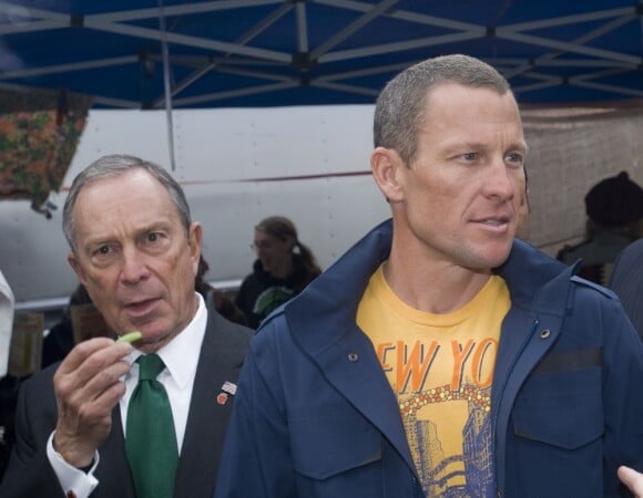 New York Mayor Michael Bloomberg, left, and Tour de France winner Lance Armstrong walk through the Union Square Market on Friday, October 30, 2009. Bloomberg is campaigning for a third term after succeeding in having term limits overturned. ( Richard B. Levine)30/10/2009 - 