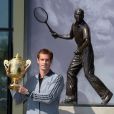 Andy Murray prend la pose avec son trophée de Wimbledon devant la statue de Fred Perry au All England Lawn Tennis and Croquet Club de Wimbledon à Londres le 8 juillet 2013