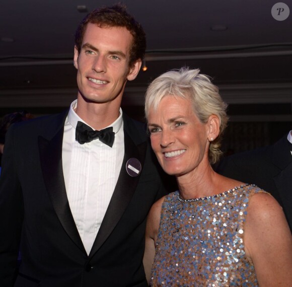 Andy Murray et sa maman Judy lors du dîner des champions après sa victoire à Wimbledon à l'hôtel Intercontinental de Londres le 7 juillet 2013 à Londres
