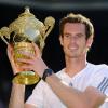 Andy Murray pouvait porter fièrement le trophée après sa victoire en finale de Wimbledon face à Novak Djokovic (6-4, 7-5, 6-4), au All England Lawn Tennis and Croquet Club de Londres le 7 juillet 2013