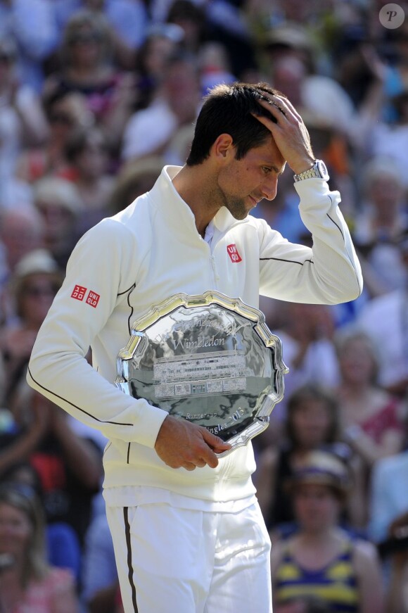 Novak Djokovic, déçu après sa défaite en finale de Wimbledon face à Andy Murray (6-4, 7-5, 6-4), au All England Lawn Tennis and Croquet Club de Londres le 7 juillet 2013