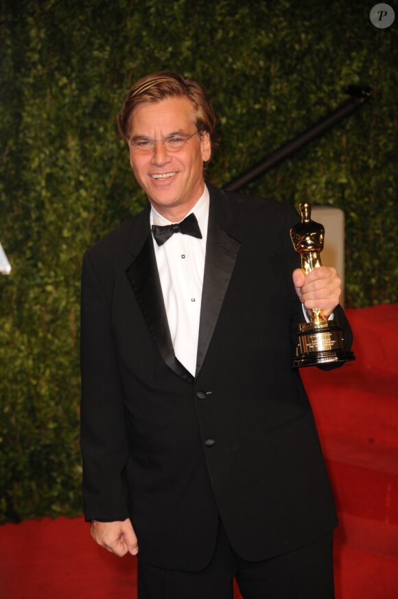 Aaron Sorkin arrive à la soirée Vanity Fair avec son oscar du meilleur scénario adapté pour "The Social Network" de David Fincher, à Los Angeles le 27 février 2011.