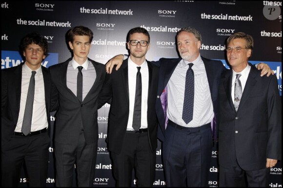Jesse Eisenberg, Andrew Garfield, Justin Timberlake, David Fincher et Aaron Sorkin - l'équipe de "The Social Network" réunie pour l'avant-première française à Paris, le 3 octobre 2010.