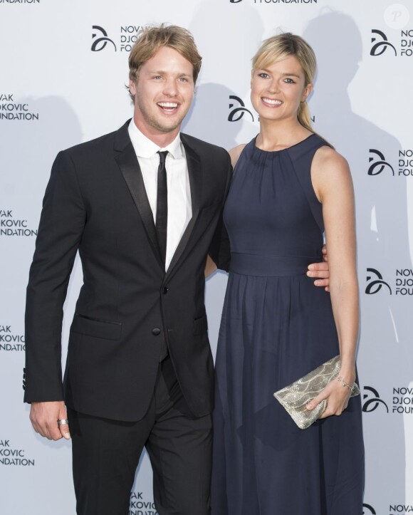 Sam Branson et son épouse Isabella lors du gala donné en l'honneur de la Fondation Novak Djokovic le 8 juillet 2013 à la Roundhouse de Camden à Londres