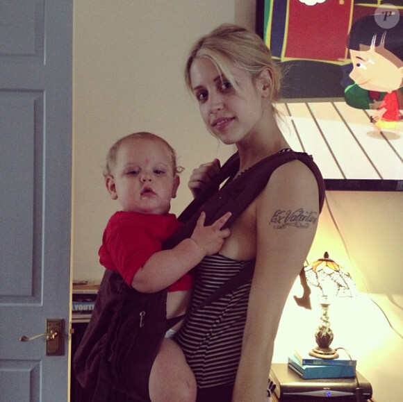 Peaches Geldof adore prendre des photos de ses enfants Astala et Phaedra sur les réseaux sociaux. Le 8 juillet elle a d'ailleurs posté de nombreux clichés de ses bébés sur Instagram. Ici on peut voir Astala, 1 an.