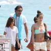 Anthony Delon arrive au Club 55 à Ramatuelle, entouré de Lou et Liv, ses deux filles, le mardi 9 juillet 2013.