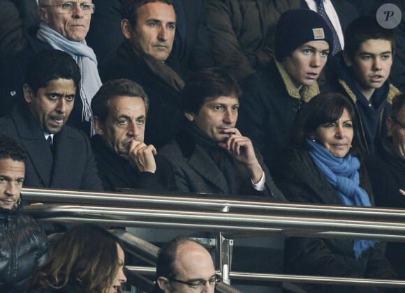 Nicolas Sarkozy et Anne Hildago encadrent Leonardo, directeur sportif du PSG lors du 1/4 de finale entre le PSG et le FC Barcelone le 2 avril 2013 à Paris