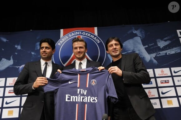 David Beckham encadré par le président du PSG Nasser Al-Khelaifi et Leonardo le 31 janvier 2013 au Parc des Princes à Paris