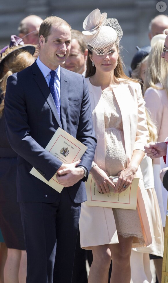 Le prince William et Kate Middleton, enceinte, à Westminster le 4 juin 2013 pour les 60 ans du couronnement d'Elizabeth II.
