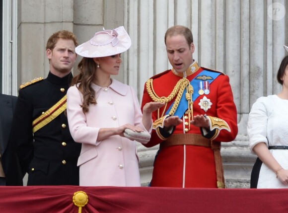 Kate Middleton avec les princes William et Harry le 15 juin 2013 à Londres pour la parade Trooping the Colour.