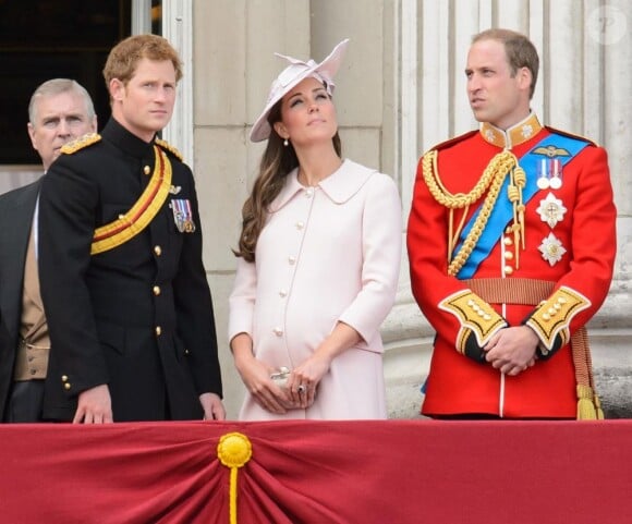 Kate Middleton, enceinte, avec les princes William et Harry le 15 juin 2013 à Londres pour la parade Trooping the Colour.