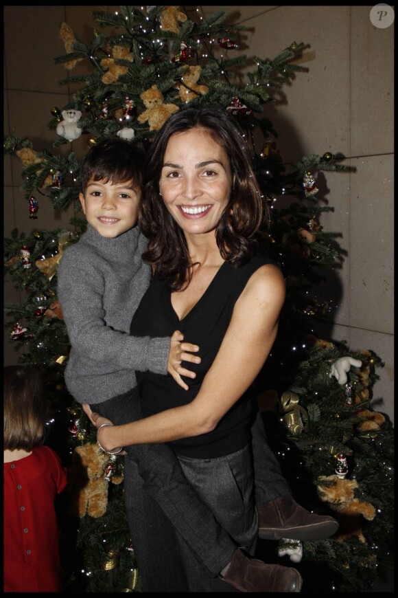 Inés Sastre et son fils Diego à Paris pour le spectacle Cendrillon, matinée rêve d'enfants, le 4 décembre 2011