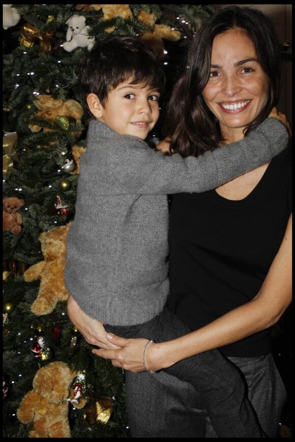 Inés Sastre et son fils Diego lors d'une représentation du ballet de Cendrillon à l'opéra Bastille le 4 décembre 2011