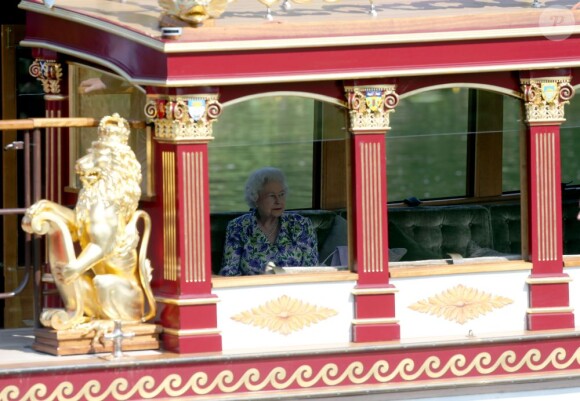 La reine Elizabeth II, qui est restée à l'ombre dans la cabine, a fait un petit tour dans les environs du château de Windsor à bord de la barge Gloriana, le 9 juillet 2013, en compagnie de ses fils Andrew et Edward et de sa belle-fille Sophie de Wessex.